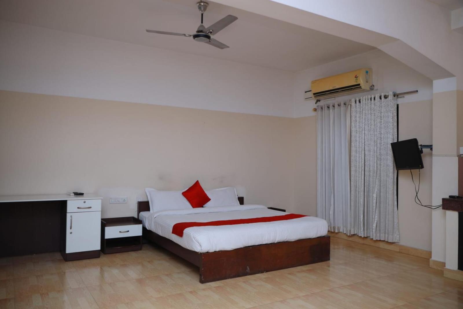 Hotel Tayas Trippapur Exterior photo