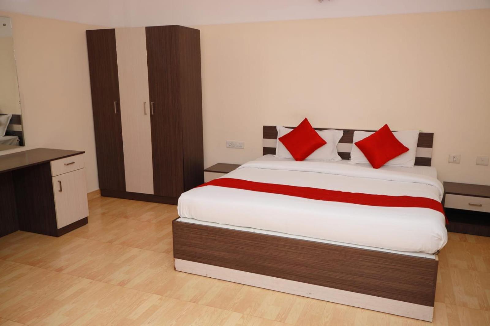 Hotel Tayas Trippapur Exterior photo